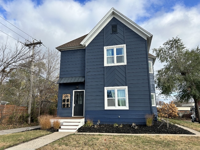 Building Photo - 7 18th Ave N
