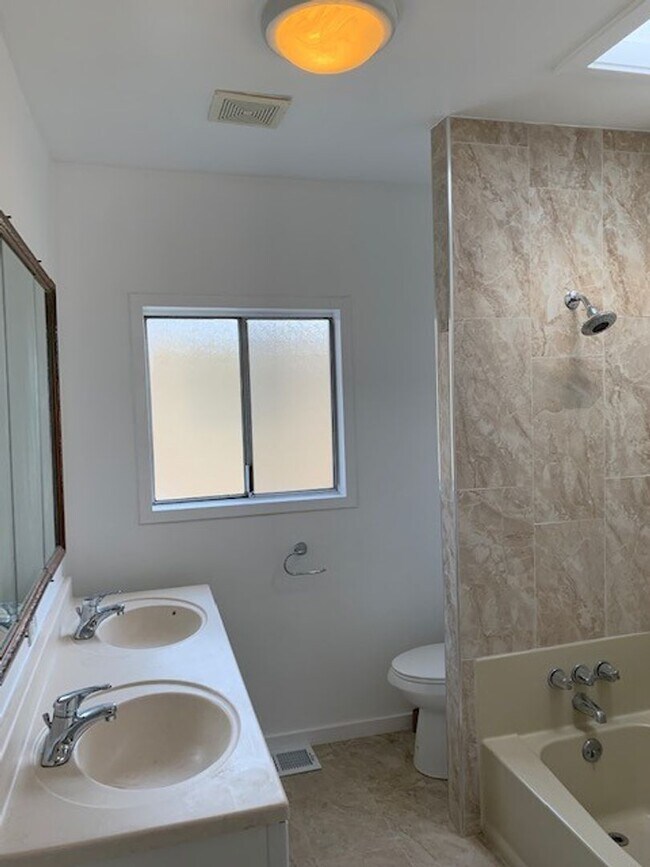 Building Photo - Beautiful Modern 2 Bedroom House
