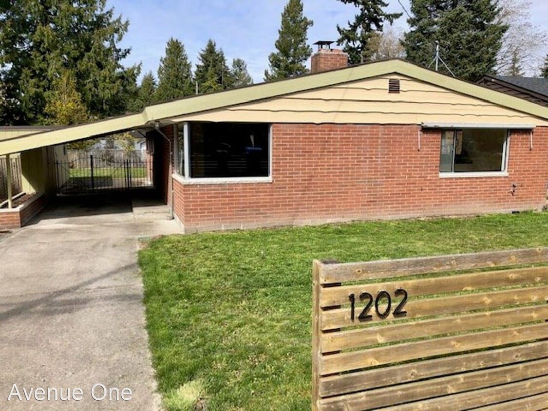 2 br, 1.5 bath House 1202 NE 185th St House Rental in Shoreline, WA