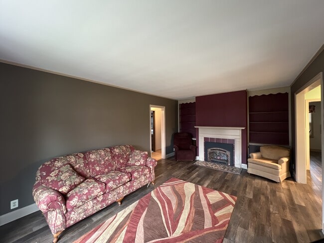 Building Photo - 1131 Colonial Dr E