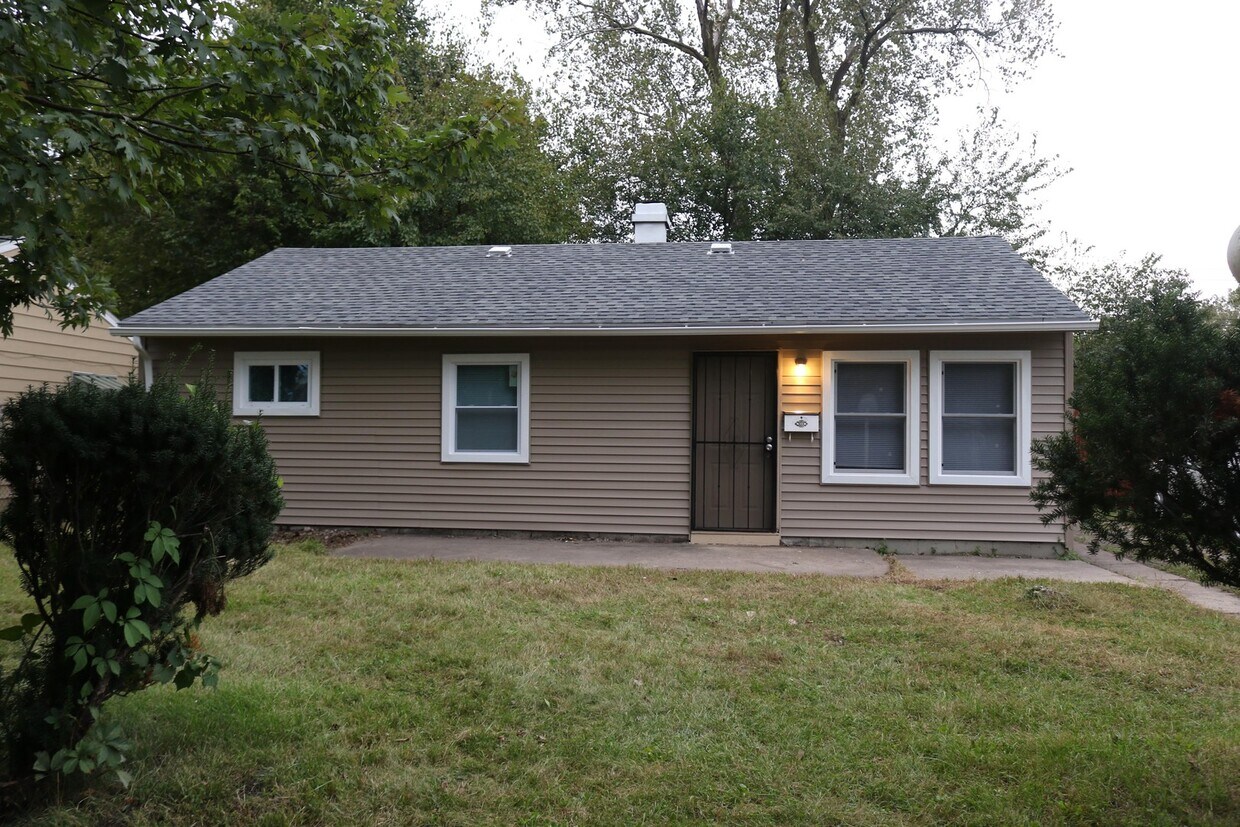 Building Photo - Three Bedroom Home Section 8 Accepted