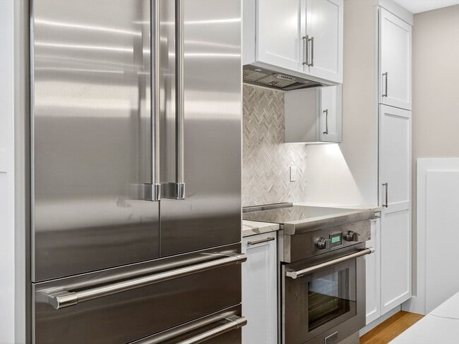 Building Photo - 551 E 7th St