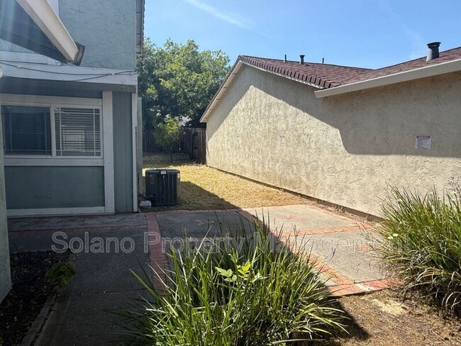 Building Photo - 2735 Applewood Dr