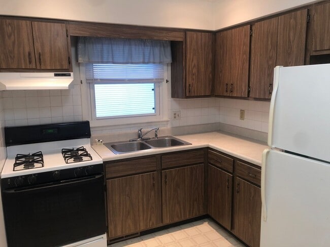 Building Photo - 200 S Grove St