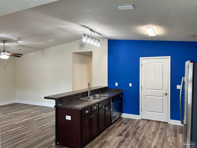 Foto del edificio - 5143 Carmell Ridge Cir