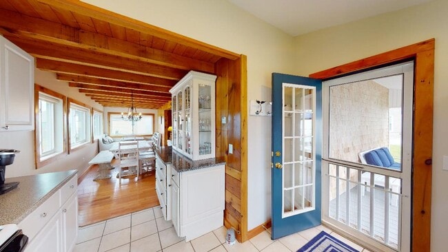Building Photo - Winter Rental Only. Single Family Available: September 1 to April 30th - May 15th