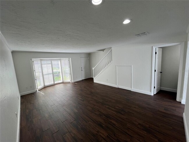 Building Photo - 301 S Bungalow Park Ave