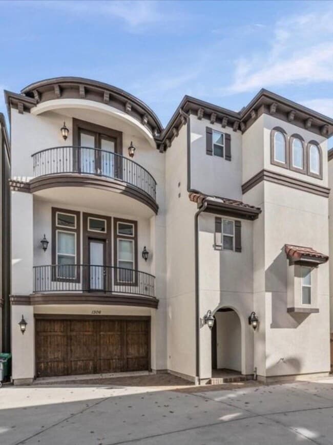 Building Photo - 1306 Hawthorne St