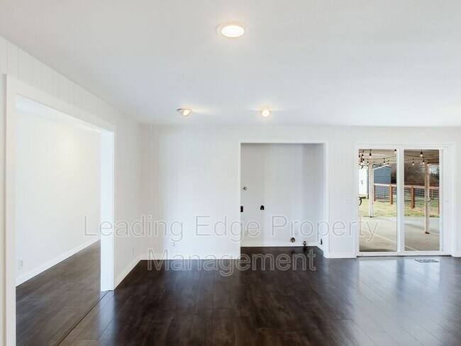 Building Photo - 927 Wicker Rd