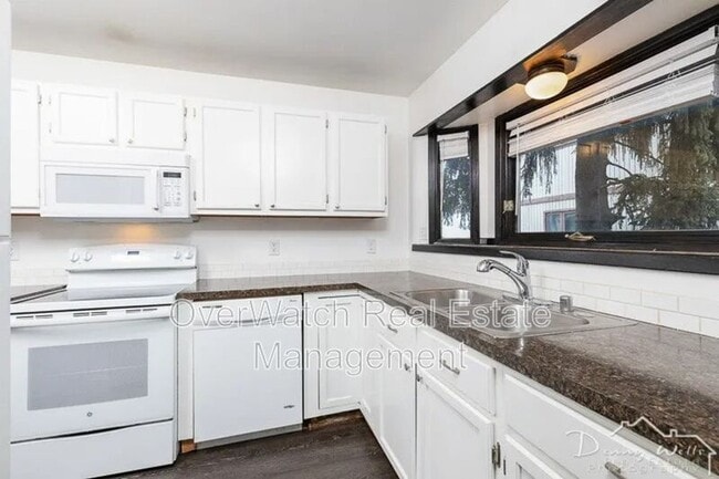 Building Photo - 627 N Klevin St