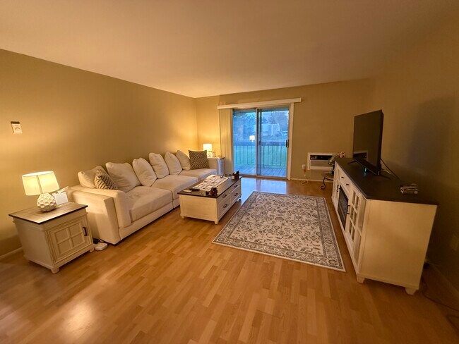 Building Photo - 807 Eves Dr
