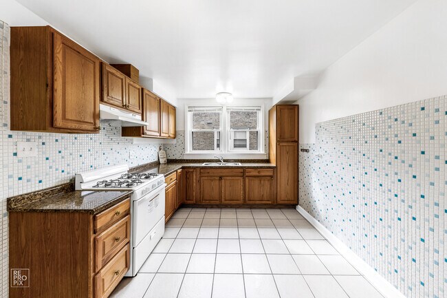 Building Photo - 2626 W Balmoral Ave