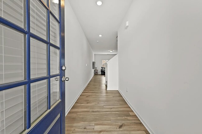 Building Photo - 1102 Lossie Ln