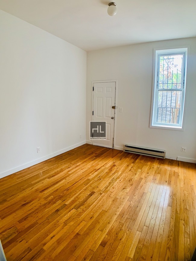 Building Photo - Large 3 BR Duplex with Private Yard