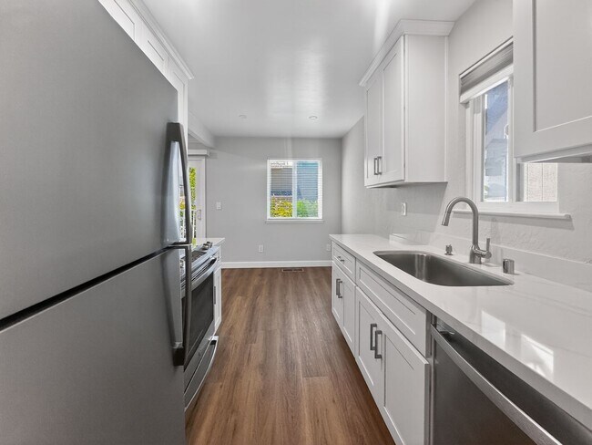Foto del edificio - Gorgeous and Completely Remodeled Lower Level Unit with Inside Laundry is Available Now!