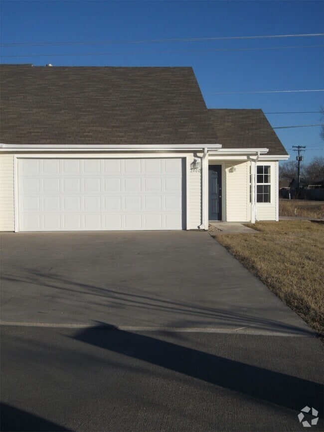 Building Photo - 2400 Walden Ln