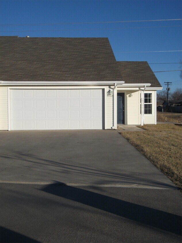 Foto principal - 2400 Walden Ln