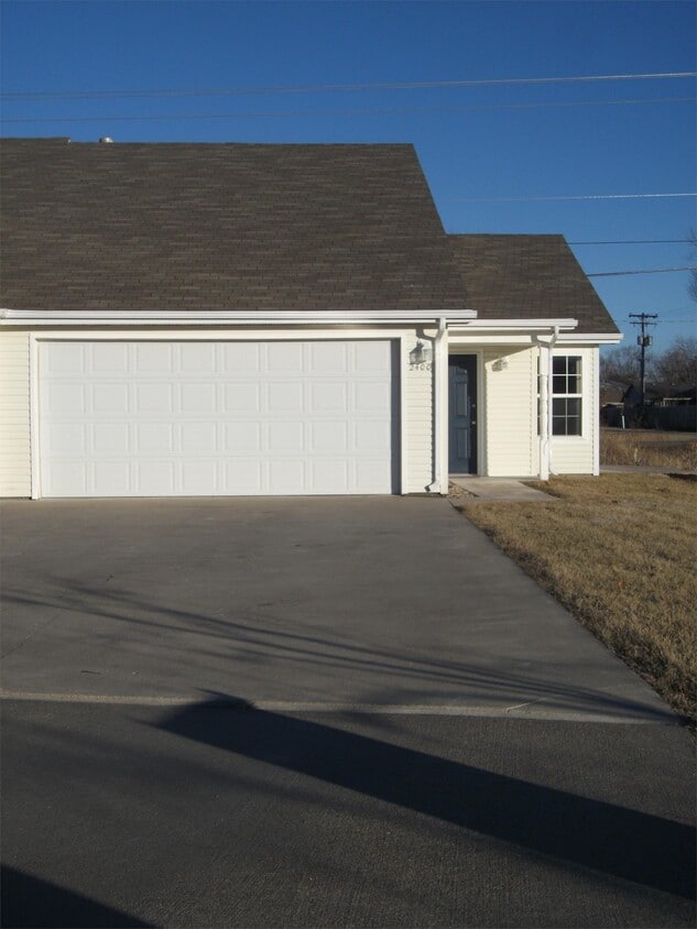 Primary Photo - 2400 Walden Ln