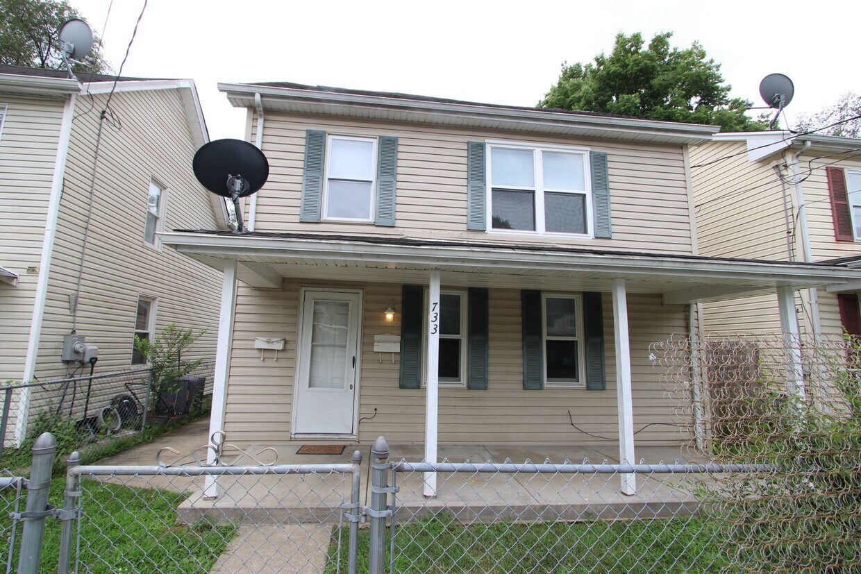 Primary Photo - 4 Bedroom 2 Bathroom Multi Family House