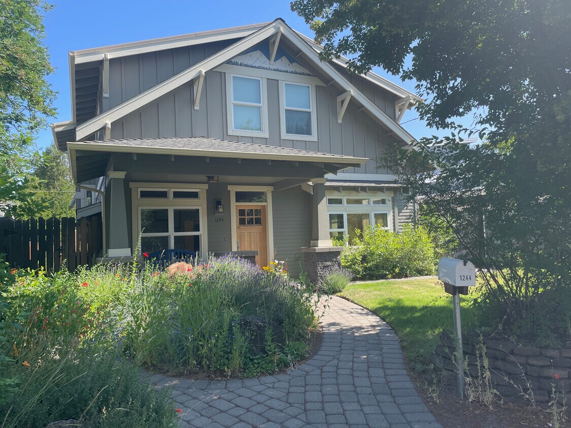 Foto principal - 1244 NW Albany Ave