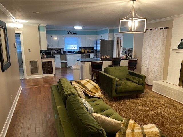 Foto del edificio - 1706 Pineknoll Ln