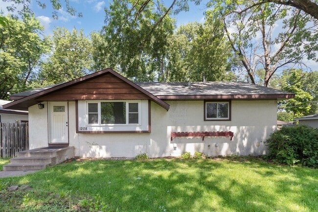 Building Photo - Spacious 5bed|2bath Home w/ Large Backyard & Garage