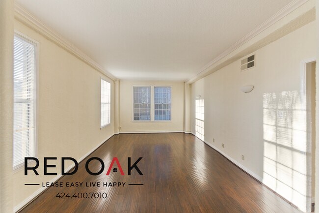 Foto del edificio - Incredible Two Bedroom with Spacious, Sunn...