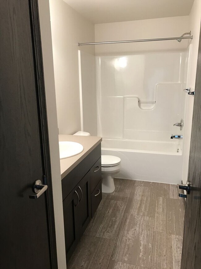 Foto del edificio - 3 Bed 2 Bath Twin Home