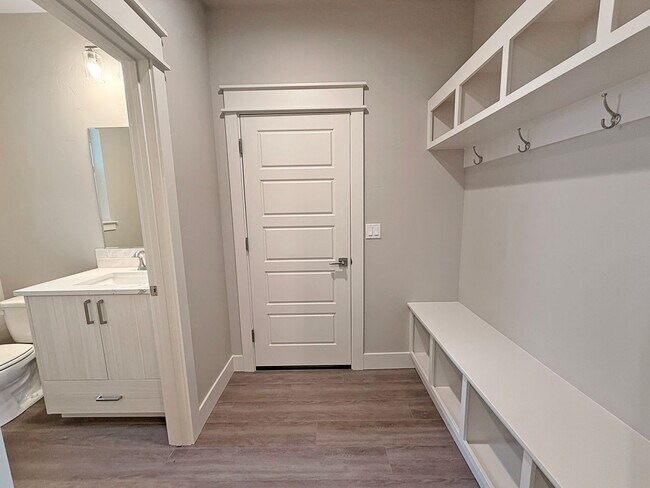 Foto del edificio - Brand New 4-Bedroom Home in Pheasant Meadows with 3-Car Garage Near Shopping and Dining