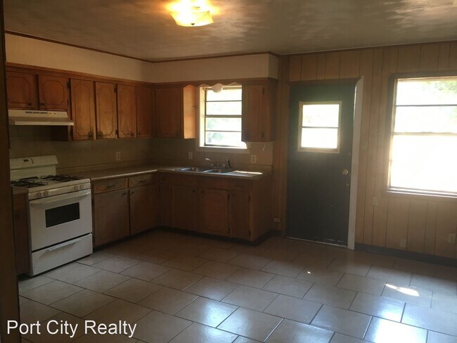 Building Photo - 3 br, 1.5 bath House - 9226 N Southland Park