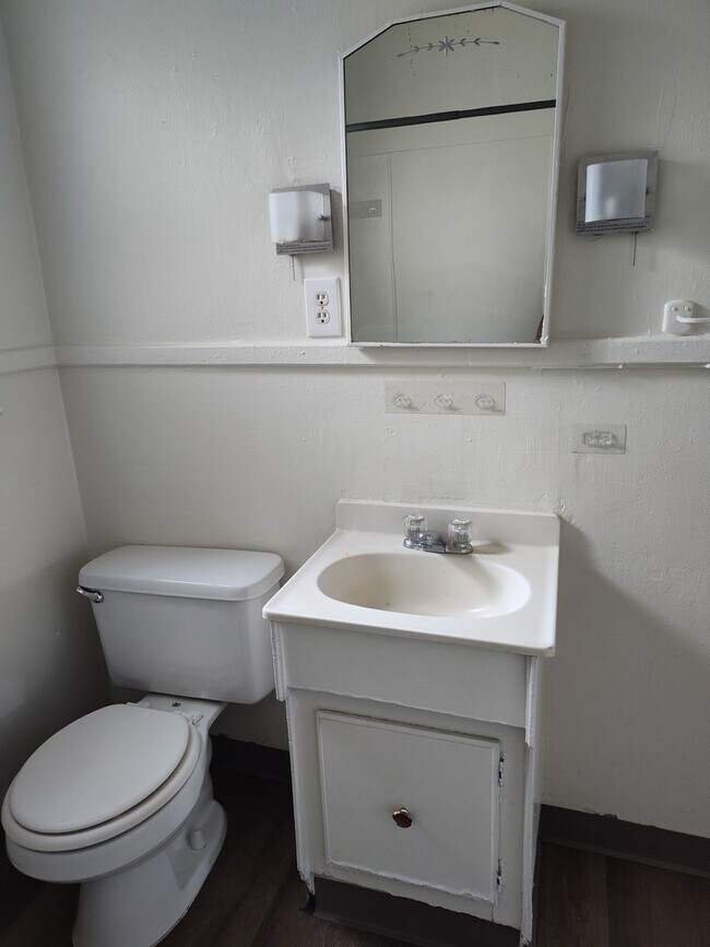 Building Photo - Bright & Inviting 2BD/1BA Apartment