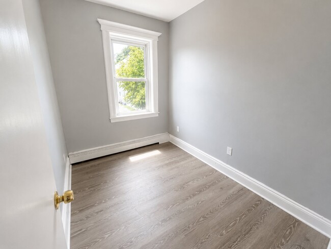 Building Photo - 70 Eaton Pl