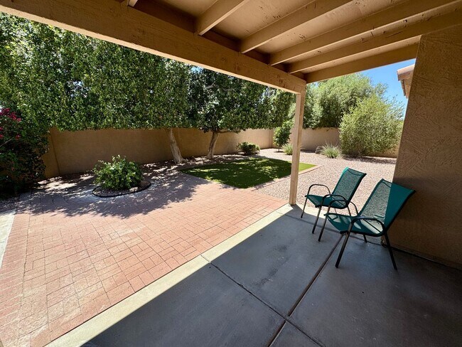 Foto del edificio - Meticulously Maintained 3 Bedroom + Den Single Level Home! Fantastic Low Backyard.