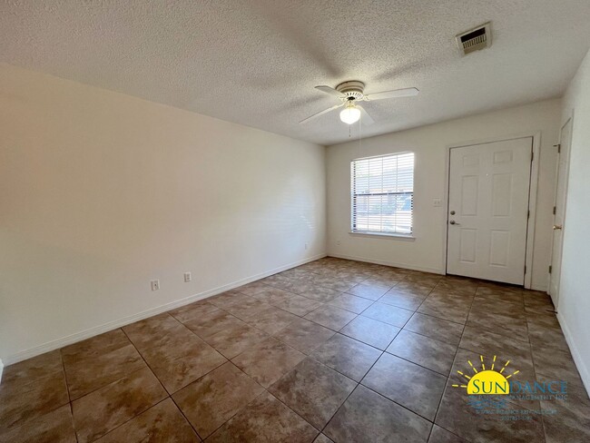 Building Photo - Great 2-bedroom home with an updated kitch...