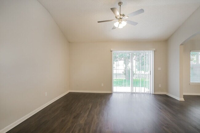 Foto del edificio - 2398 Creekfront Dr
