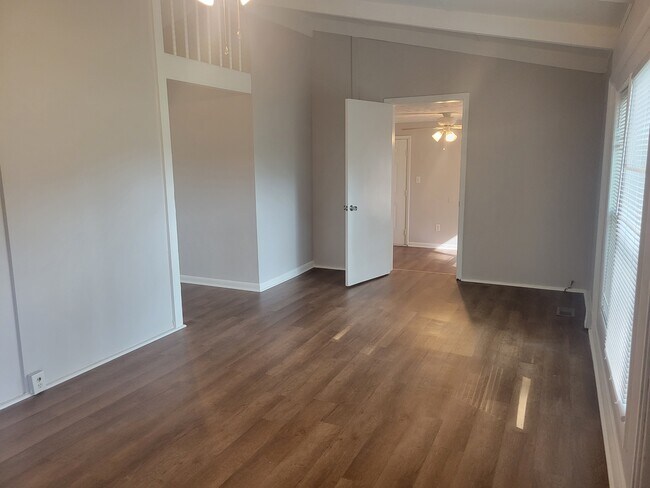 Foto del edificio - 2161 Bingham Dr