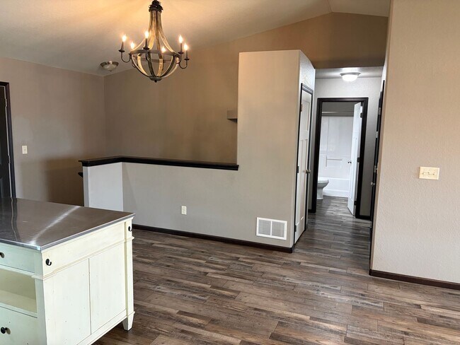 Foto del edificio - Modern 3-Bedroom Gem with Spacious Basement and Fenced Yard in Box Elder