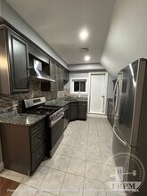 Building Photo - 176 Snell St