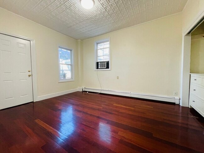 Foto del edificio - 6 Dixfield St