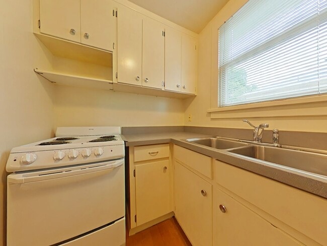 Building Photo - 1 Bedroom Tri-Plex ~ Close to Campus ~ Cat...