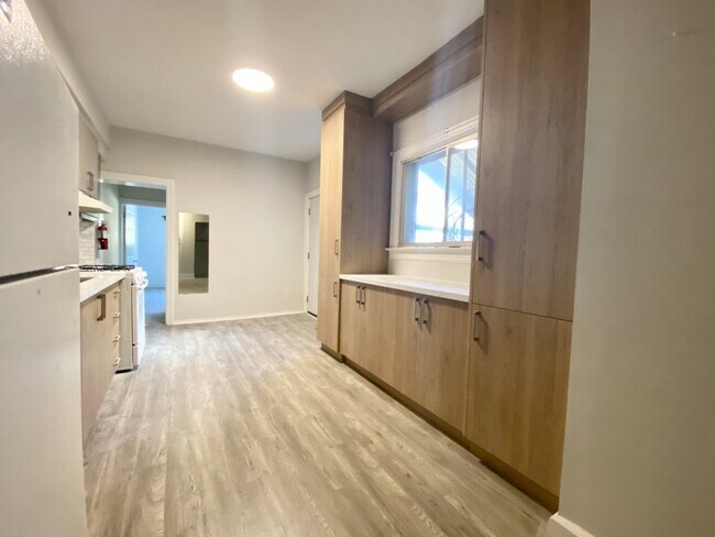 Building Photo - 1078 College St