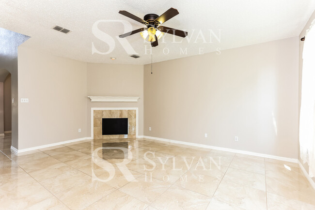 Foto del edificio - Make this spacious 4 Bd 2 Bath Yours Today