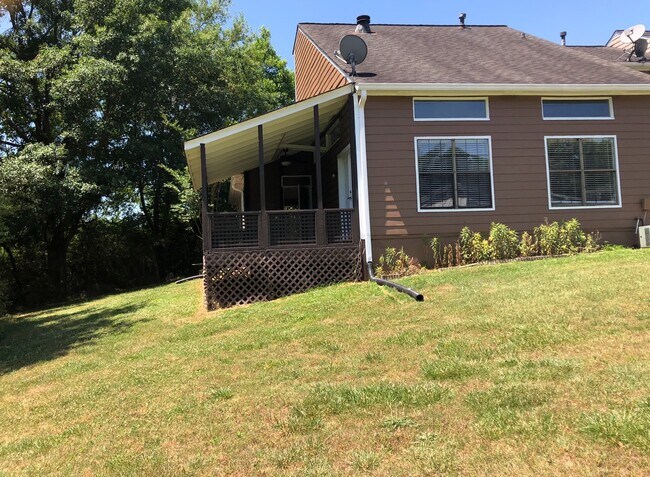 Building Photo - Updated 2bd/2ba Townhome Walking Distance ...