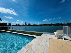 Building Photo - 960 Bay Dr