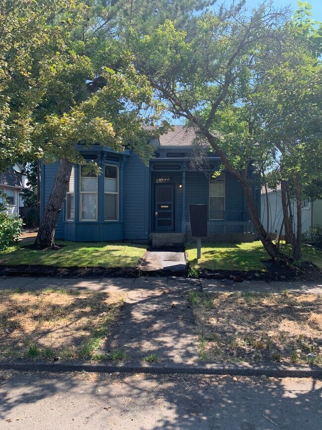 Building Photo - Spacious 4 Bedroom or 3 bedroom + bonus ro...