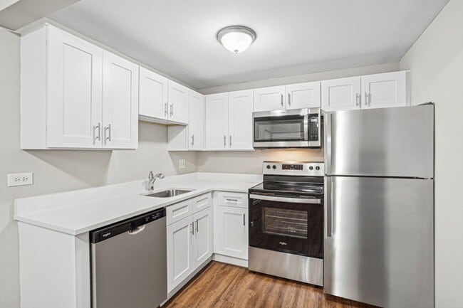 Building Photo - Medinah Terrace