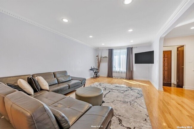 Foto del edificio - 69-35-69173 173rd St