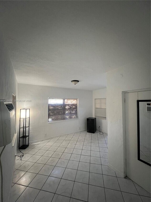 Foto del edificio - 1060 NW 116th St