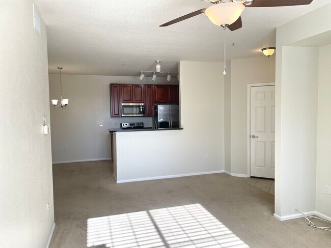Foto del edificio - Large Parker Condo Availavble Now for Imme...
