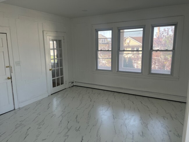 Building Photo - 247 Elm St